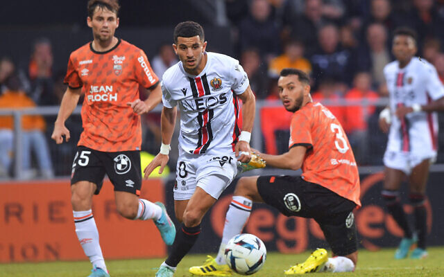 Nice's Algerian defender Youcef Atal, center fights for the ball with Lorient's Tunisian defender Montassar Talbi, right, during the French L1 football match between FC Lorient and OGC Nice at the Stade du Moustoir in Lorient, western France, on October 30, 2022. (JEAN-FRANCOIS MONIER / AFP) Nice's Algerian defender Youcef Atal, center fights for the ball with Lorient's Tunisian defender Montassar Talbi, right, during the French L1 football match between FC Lorient and OGC Nice at the Stade du Moustoir in Lorient, western France, on October 30, 2022. (JEAN-FRANCOIS MONIER / AFP)