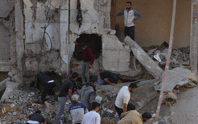 Palestinians inspect the destruction following an Israeli strike in Rafah in the southern Gaza Strip on December 1, 2023, as fighting resumed shortly after the expiration of a seven-day truce between Israel and Hamas (SAID KHATIB / AFP) Palestinians inspect the destruction following an Israeli strike in Rafah in the southern Gaza Strip on December 1, 2023, as fighting resumed shortly after the expiration of a seven-day truce between Israel and Hamas (SAID KHATIB / AFP)