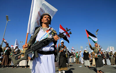 A Yemeni man carries a gun as he takes part in march to express solidarity with the people of Gaza, in the Houthi-controlled capital Sanaa on December 2, 2023. (MOHAMMED HUWAIS / AFP)