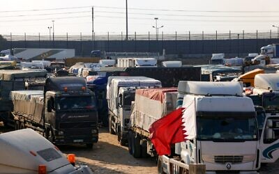 Trucks carrying humanitarian aid that entered the Gaza Strip via the Rafah crossing with Egypt before the end of a 7-day cease fire, wait at the border before being unloaded on December 1, 2023. (SAID KHATIB / AFP)