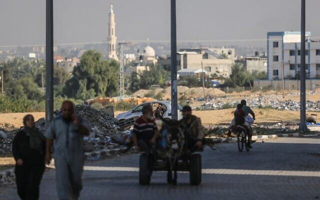Palestinians flee Khan Younis in the southern Gaza Strip after the IDF called on people to leave certain areas in the city, December 3, 2023. (MAHMUD HAMS / AFP) Palestinians flee Khan Younis in the southern Gaza Strip after the IDF called on people to leave certain areas in the city, December 3, 2023. (MAHMUD HAMS / AFP)