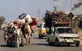 Palestinians flee from Khan Younis to Rafah in the southern Gaza Strip on December 4, 2023 (Mahmud Hams / AFP)