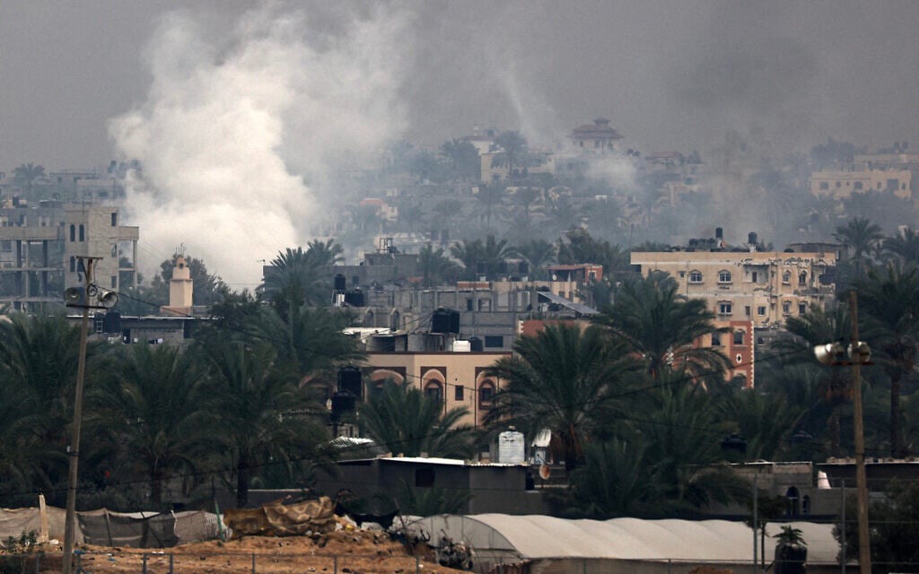 Smoke rises above buildings in Khan Yunis in the southern Gaza Strip, as battles between Israel and Hamas terrorists rage on December 5, 2023. (MAHMUD HAMS / AFP)