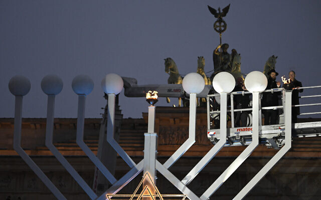 Rabbi Yehuda Teichtal (2nd R) and German Chancellor Olaf Scholz (R) light the giant Menorah for Hanukkah, in Berlin at the Brandenburg Gate on December 7, 2023. (Tobias Schwarz/AFP) Rabbi Yehuda Teichtal (2nd R) and German Chancellor Olaf Scholz (R) light the giant Menorah for Hanukkah, in Berlin at the Brandenburg Gate on December 7, 2023. (Tobias Schwarz/AFP)