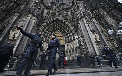 Policemen stand in front of the Cologne Cathedral on December 24, 2023. (INA FASSBENDER/AFP)
