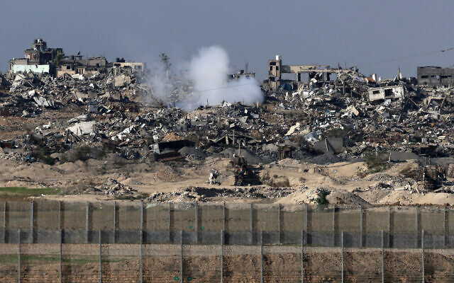 A picture taken in southern Israel near the border with the Gaza Strip on December 25, 2023, shows smoke inside the Palestinian territory (Menahem KAHANA / AFP) A picture taken in southern Israel near the border with the Gaza Strip on December 25, 2023, shows smoke inside the Palestinian territory (Menahem KAHANA / AFP)