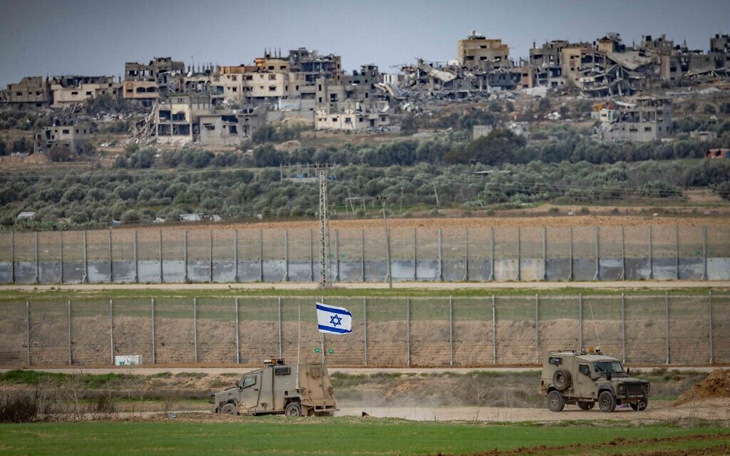 Israeli soldiers operate on the Israeli border with the Gaza Strip, December 21, 2023. (Chaim Goldberg/Flash90)