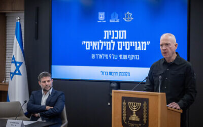 Finance Minister Bezalel Smotrich and Defense Minister Yoav Galant hold a joint press conference in Jerusalem, December 26, 2023. (Chaim Goldberg/Flash90)