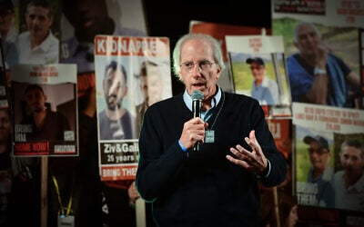 Dennis Ross speaks at a rally calling for the release of hostages held in Gaza in Tel Aviv, December 30, 2023. (Avshalom Sassoni/Flash90)