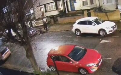 Footage showing the violent robbery of a Jewish woman in London, December 7, 2023. (X video screenshot: used in accordance with Clause 27a of the Copyright Law)