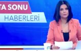 Turkish news anchor Meltem Günay presenting the news on December 24, 2023, accompanied by a Starbucks coffee cup many Turkish viewers found offensive, leading to the anchor's dismissal. Screen capture: TGRT. Used in accordance with Clause 27a of the Copyright Law.