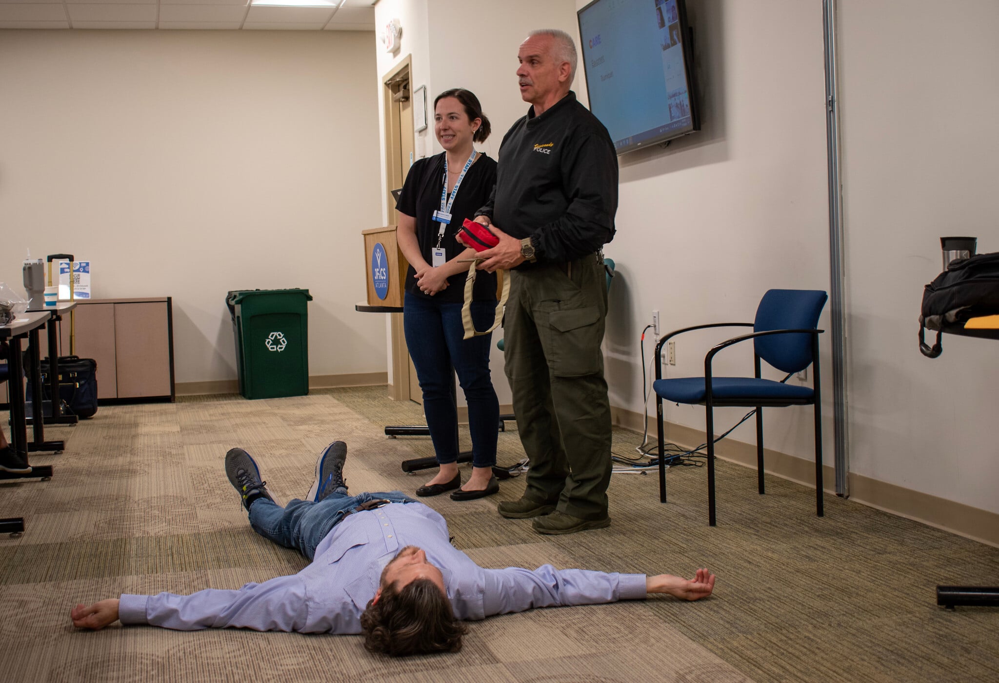 Maj. Oliver Fladrich from the Dunwoody Police Department near Atlanta teaches employees at Jewish Family & Career Services (JF&CS) how to defend themselves in the event of a violent attack, December 2023. (Katja Ridderbusch) Maj. Oliver Fladrich from the Dunwoody Police Department near Atlanta teaches employees at Jewish Family & Career Services (JF&CS) how to defend themselves in the event of a violent attack, December 2023. (Katja Ridderbusch)