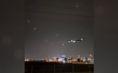 A plane lands at Tel Aviv's Ben Gurion airport amid a rocket barrage from Gaza, December 8, 2023 (Screenshot, used in accordance with Clause 27a of the Copyright Law)