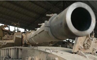Checkiing whether an old tank can be rehabilitated. (Channel 12 screen shot, used in accordance with Clause 27a of the Copyright Law)