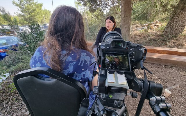 Film director Talia Finkel interviews Yifat Ben Shoshan, resident of Netiv HaAsara for the 'Edut 710' oral history initiative
(Kobi Yonatan)