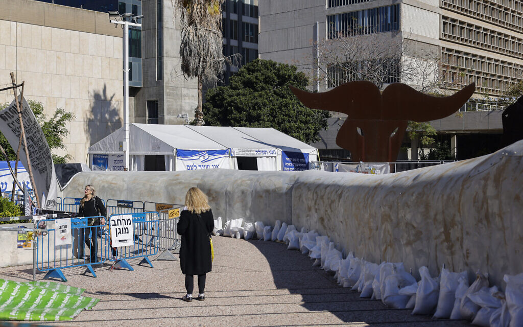 People gather near a simulation tunnel ahead of its inauguration in a rally marking a hundred days since Israelis were taken hostage by the Hamas terror group on October 7, in an initiative of the Israeli Hostages and Missing Persons Families Forum Headquarters at the Hostages Plaza in Tel Aviv on January 13, 2024. (Marco LONGARI / AFP)
