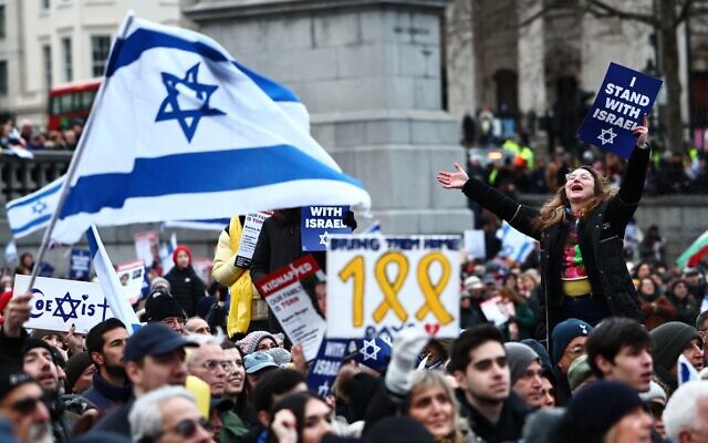 Pro-Israel supporters hold placards as they gather for a demonstration in Trafalgar Square in central London on January 14, 2024. (HENRY NICHOLLS / AFP)