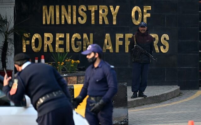 Pakistani police officers stand guard outside Pakistan's Foreign Ministry building in Islamabad on January 18, 2024. (Aamir QURESHI / AFP)