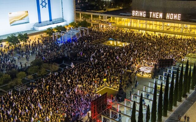 Protesters demanding elections rally at Habima Square in Tel Aviv, January 6, 2024 (Gilad Furst)