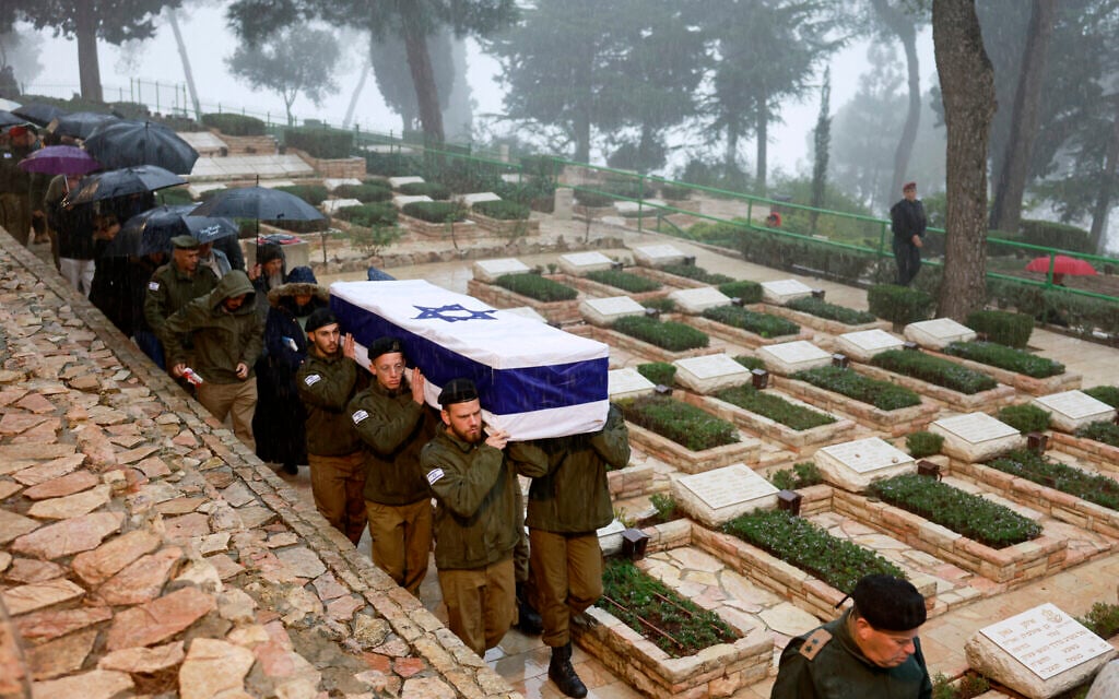 Troops carry the coffin of fellow soldier Elkana Vizel during his funeral in the Mount Herzl cemetery in Jerusalem on January 23, 2024 (Menahem Kahana / AFP)