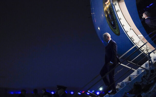 US President Joe Biden steps off Air Force One at Joint Base Andrews in Maryland, on January 28, 2024, as he returns from South Carolina. (Kent Nishimura / AFP) US President Joe Biden steps off Air Force One at Joint Base Andrews in Maryland, on January 28, 2024, as he returns from South Carolina. (Kent Nishimura / AFP)