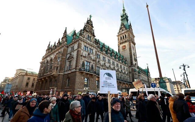 Protesters take part in a demonstration against racism and far-right politics on January 28, 2024 in front of the city hall in Hamburg, northern Germany. (MORRIS MAC MATZEN / AFP) Protesters take part in a demonstration against racism and far-right politics on January 28, 2024 in front of the city hall in Hamburg, northern Germany. (MORRIS MAC MATZEN / AFP)