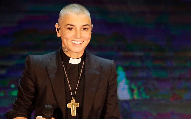 FILE - Irish singer Sinead O'Connor performs during the Italian State RAI TV program 'Che Tempo che Fa,' in Milan, Italy on October 5, 2014. (Antonio Calanni/AP) FILE - Irish singer Sinead O'Connor performs during the Italian State RAI TV program 'Che Tempo che Fa,' in Milan, Italy on October 5, 2014. (Antonio Calanni/AP)