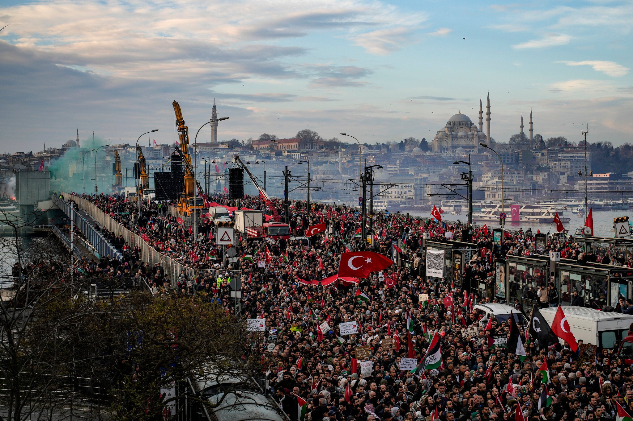 Tens of Thousands of People in Istanbul Protest Gaza War