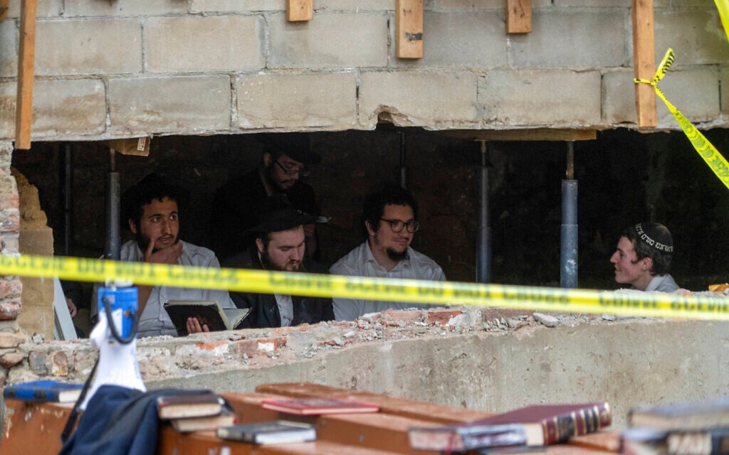 Six reach plea deals for attempting to tunnel into Chabad HQ in Brooklyn