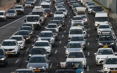 Heavy traffic on the Ayalon highway in Tel Aviv, January 23, 2023. (Avshalom Sassoni/Flash90)