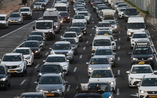 Heavy traffic on the Ayalon highway in Tel Aviv, January 23, 2023. (Avshalom Sassoni/Flash90) Heavy traffic on the Ayalon highway in Tel Aviv, January 23, 2023. (Avshalom Sassoni/Flash90)