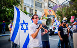 Right-wing Israelis attend a rally in support of the government's planned judicial overhaul and to protest against former Supreme Court president Aharon Barak, outside Barak's home in Tel Aviv, May 4, 2023. (Avshalom Sassoni/Flash90)