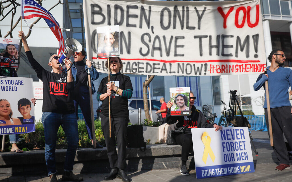Israelis protest calling for the release of hostages held by Hamas terrorists in Gaza, outside a meeting between President Isaac Herzog and United States Secretary of State Antony Blinken in Tel Aviv on January 9, 2024. (Miriam Alster/Flash90)