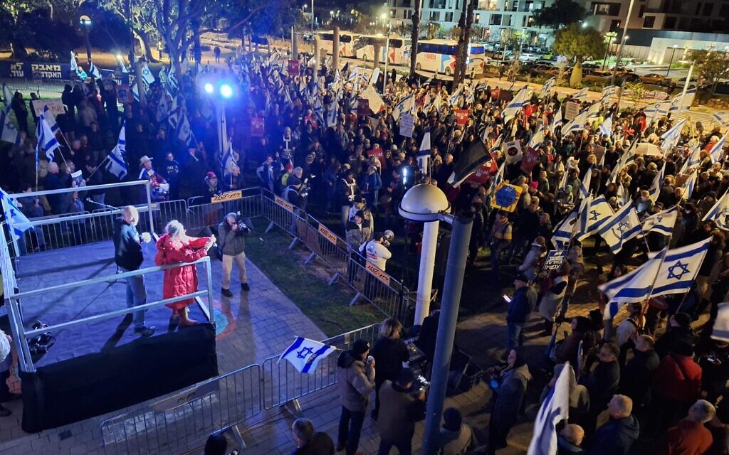 Protesters picket outside the private residence of Prime Minister Benjamin Netanyahu in Caesarea on January 27, 2024. (Moked Caesarea/Benny Meshi)