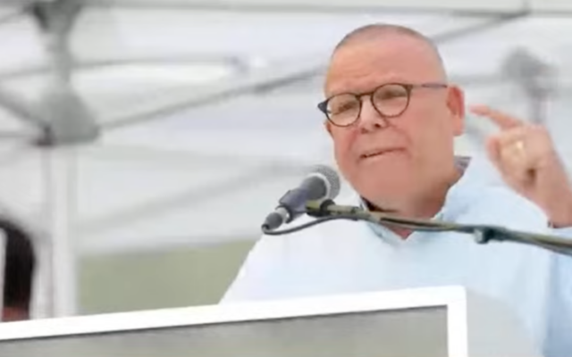 Head of the Histadrut labor union Arnon Ben-David speaks at Tel Aviv's Hostages Square at start of solidarity strike marking 100 days since the deadly October 7 Hamas attacks, January 14, 2024. (Screenshot, courtesy)