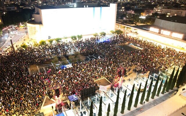 Thousands attend an anti-government rally at Habima Square in Tel Aviv, January 27, 2024. (Gilad Furst)