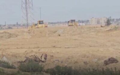 Video published by the New York Times on February 15, 2024, shows Egyptian construction vehicles working on a new wall, south of Gaza's Rafah. (New York Times video screenshot: used in accordance with Clause 27a of the Copyright Law)