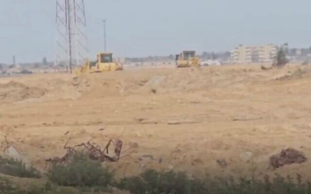 Video published by the New York Times on February 15, 2024, shows Egyptian construction vehicles working on a new wall, south of Gaza's Rafah. (New York Times video screenshot: used in accordance with Clause 27a of the Copyright Law) Video published by the New York Times on February 15, 2024, shows Egyptian construction vehicles working on a new wall, south of Gaza's Rafah. (New York Times video screenshot: used in accordance with Clause 27a of the Copyright Law)