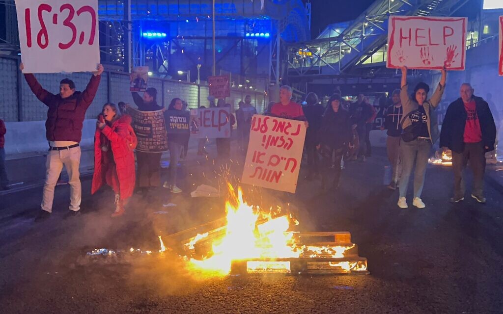 Relatives of hostages and supporters block part of the Ayalon Highway in Tel Aviv on February 10, 2024, to demand the release of their loves ones, held by Hamas in Gaza since October 7, 2023. (Zipi Menashe / Pro-Democracy Protest Movement)