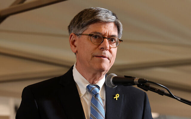 US Ambassador to Israel Jack Lew gives a speech at a rally calling for the release of hostages in Hamas captivity, Tel Aviv, January 13, 2024. (AHMAD GHARABLI / AFP) US Ambassador to Israel Jack Lew gives a speech at a rally calling for the release of hostages in Hamas captivity, Tel Aviv, January 13, 2024. (AHMAD GHARABLI / AFP)