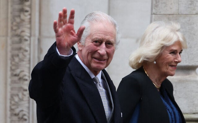 Britain's King Charles III (L) waves as he leaves the London Clinic with Queen Camilla, London, January 29, 2024. (Daniel LEAL / AFP) Britain's King Charles III (L) waves as he leaves the London Clinic with Queen Camilla, London, January 29, 2024. (Daniel LEAL / AFP)