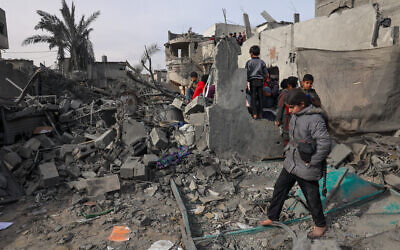 Palestinians inspect the damage in the rubble of a building where two hostages were held before being rescued during an operation by Israeli security forces in Rafah, in the southern Gaza Strip on February 12, 2024. (SAID KHATIB / AFP)