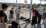 Israeli settlers attempt to reach the site of the former Nisanit settlement in the northern Gaza Strip, July 26 2007. (Edi Israel/Flash 90)