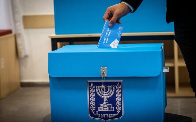 A man casts his vote at a polling station in Jerusalem, on November 1, 2022. (Yonatan Sindel/Flash90)