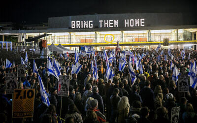 Israelis rally to demand securing the release of hostages held by terrorists in the Gaza Strip, in Tel Aviv, February 3, 2024. (Miriam Alster/Flash90)