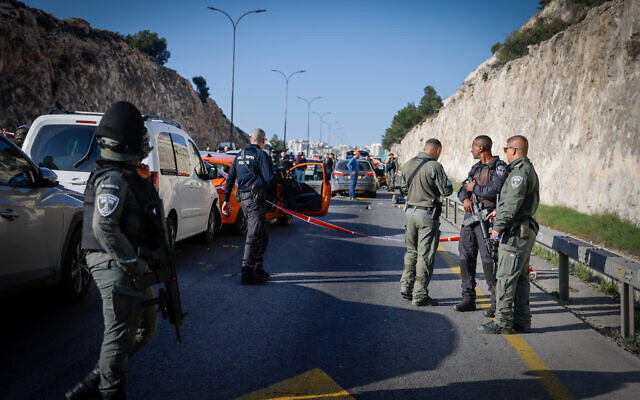 Police at the scene of a terror shooting attack outside of Ma'aleh Adumim in the West Bank. February 22, 22024. (Chaim Goldberg/FLASH90) Police at the scene of a terror shooting attack outside of Ma'aleh Adumim in the West Bank. February 22, 22024. (Chaim Goldberg/FLASH90)