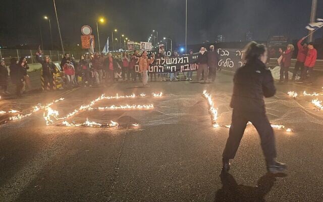 Families of the hostages block the Ayalon Higway on February 3, 2024. (Barak Dor)