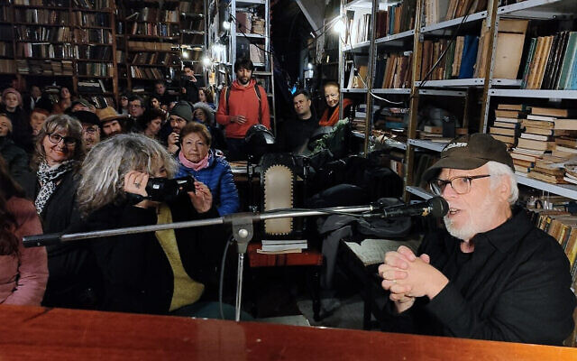 Zalman Mlotek holds forth at Yung Yiddish, on February 4, 2024. (Gavriel Fiske/Times of Israel)