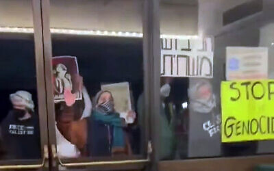 Pro-Palestinian, anti-Israel demonstrators break through the doors of a building hosting a Jewish event featuring a speaker from Israel, at the UC Berkeley campus in Berkeley, California, February 26, 2024. (Screenshots from X, used in accordance with Clause 27a of the Copyright Law).