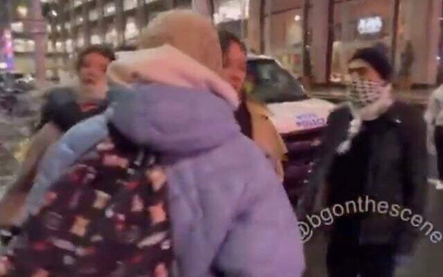 Pro-Palestinian demonstrators accost a woman who attended a fundraiser for US President Joe Biden, in New York City on March 28, 2024. (X screenshot, used in accordance with Clause 27a of the Copyright Law) Pro-Palestinian demonstrators accost a woman who attended a fundraiser for US President Joe Biden, in New York City on March 28, 2024. (X screenshot, used in accordance with Clause 27a of the Copyright Law)